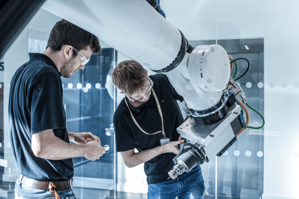 tecnología con diseñadores e ingenieros