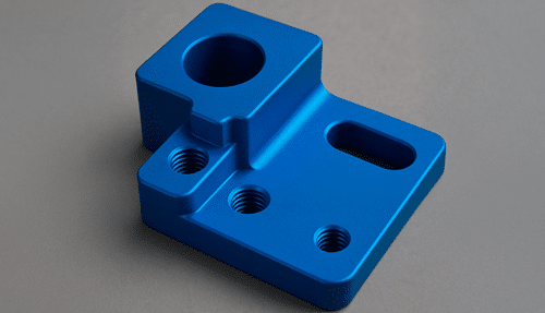 pieza metálica con un acabado anodizado